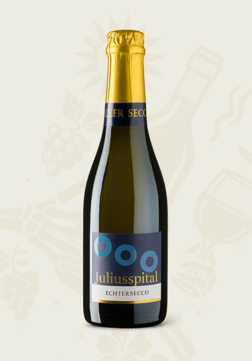 Flasche Juliusspital Echter Secco mit blauem Etikett und goldener Folienkapsel vor hellem Hintergrund