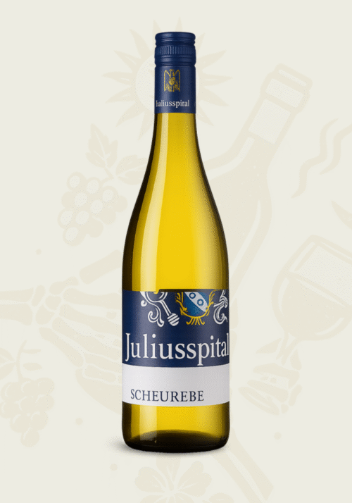 Weißweinflasche Juliusspital Scheurebe mit dunkelblauem Etikett vor hellem Hintergrund